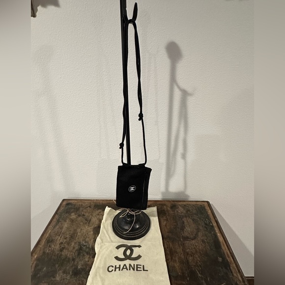 Gift w/Purchase Chanel- Passport and Phone Pouch - Picture 2 of 4